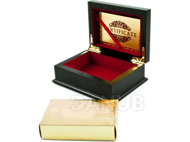 Arany játékkártya egy luxus dobozban