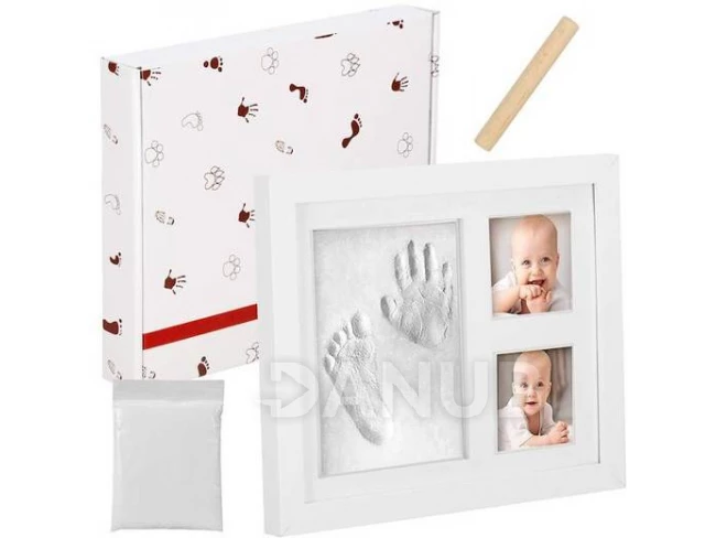 Fehér agyagból öntött képkeret kéz- és lábnyommal